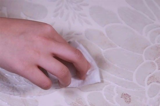 雨季屋里壁纸发霉了怎么办,墙面壁纸透寒有霉斑怎么办