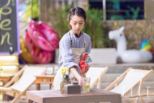 周冬雨戴超大珍珠耳环,周冬雨同款不对称耳环