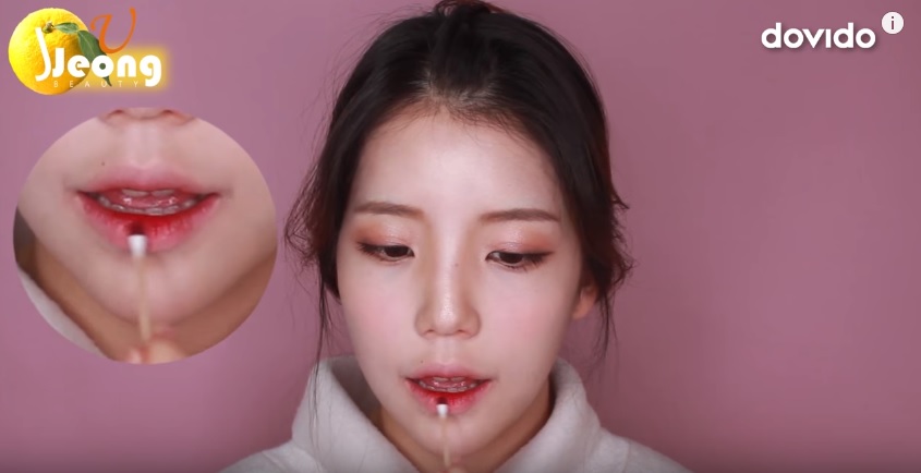 害怕浆果色涂完唇膏“血盆大口”？给你3招