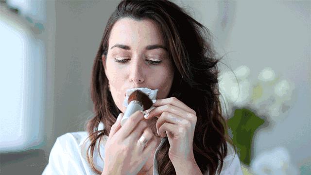 害怕浆果色涂完唇膏“血盆大口”？给你3招