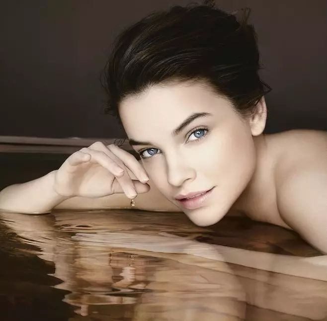 皮肤干燥长斑长痘用什么做面膜好,脸色暗沉有痘印如何护肤效果好