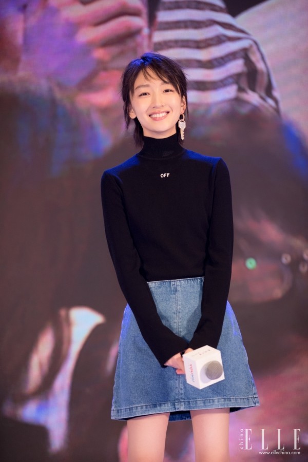 周冬雨戴超大珍珠耳环,周冬雨同款不对称耳环