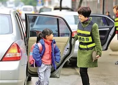 男孩脖子被绳子挂住,小孩被安全带勒脖