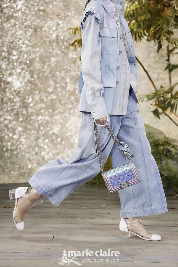 跟GD和表姐来到香奈儿“水帘洞”,看完我开始期待下雨天!