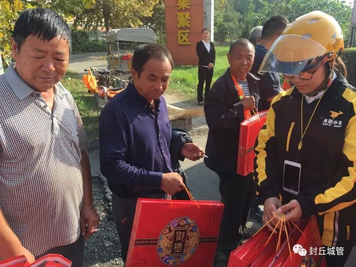 情暖中秋——封丘爱心企业为环卫工人送月饼