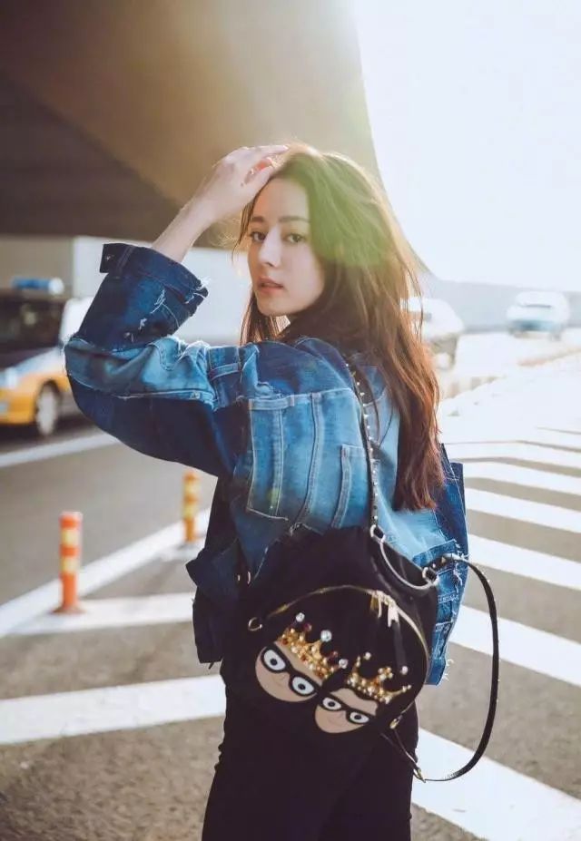 迪丽热巴包包里的东西,迪丽热巴甲壳虫包包