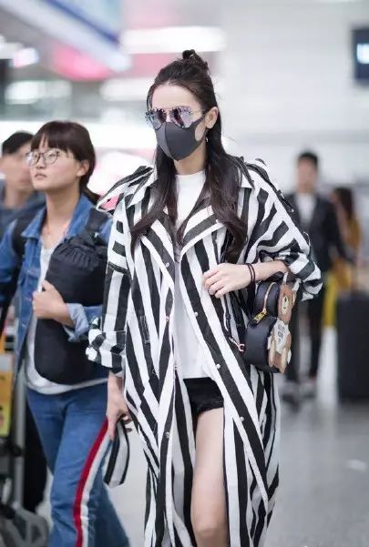 迪丽热巴包包里的东西,迪丽热巴甲壳虫包包