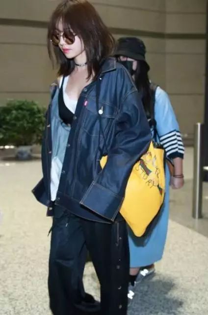 迪丽热巴包包里的东西,迪丽热巴甲壳虫包包