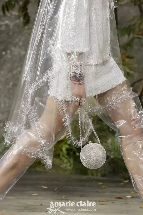 跟GD和表姐来到香奈儿“水帘洞”,看完我开始期待下雨天!