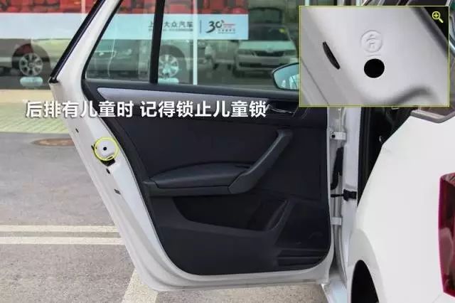 男孩脖子被绳子挂住,小孩被安全带勒脖