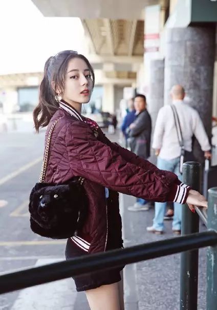 迪丽热巴包包里的东西,迪丽热巴甲壳虫包包