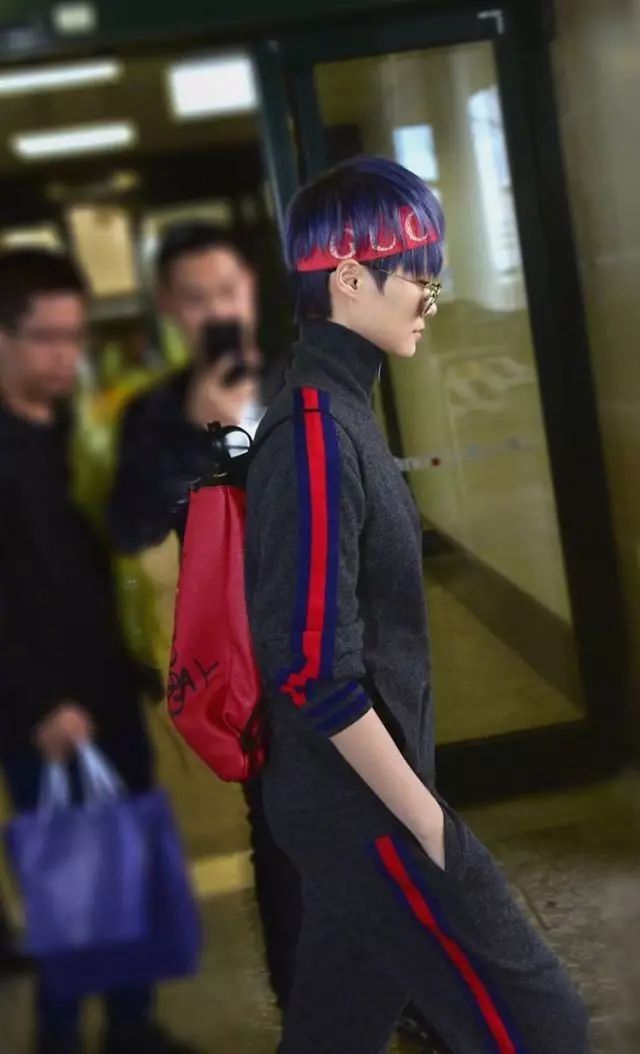 迪丽热巴包包里的东西,迪丽热巴甲壳虫包包