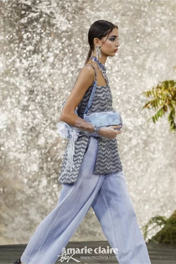 跟GD和表姐来到香奈儿“水帘洞”,看完我开始期待下雨天!