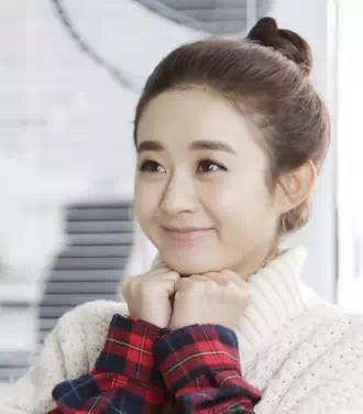 大圆脸女生必须要尝试的瘦脸发型,瘦脸额头高发型女2021流行发型