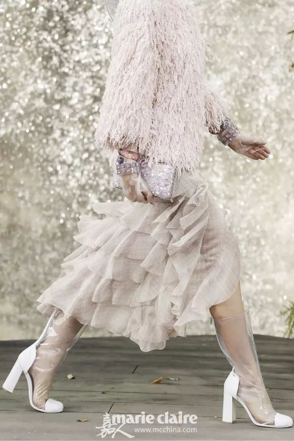 跟GD和表姐来到香奈儿“水帘洞”,看完我开始期待下雨天!