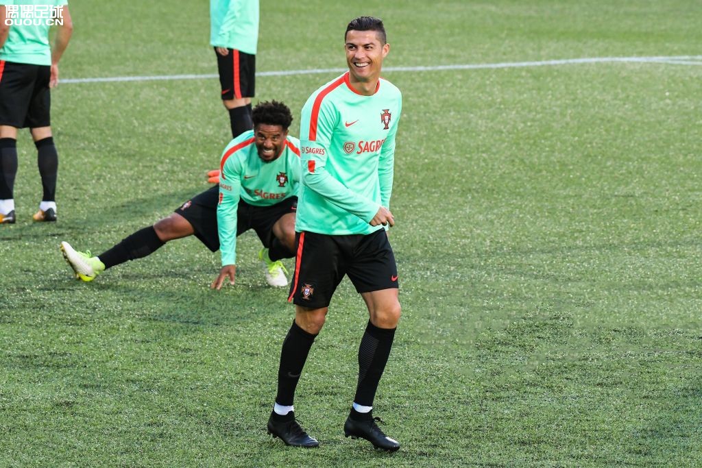 C罗训练中测试新一代耐克刺客战靴