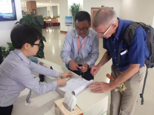 大家好,给大家介绍一下,这是三峡大坝黄金周期间的感人事儿