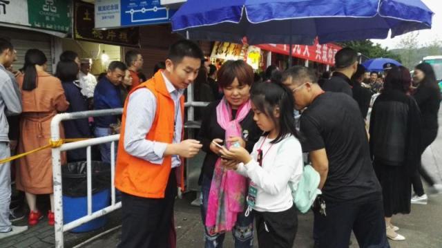 大家好,给大家介绍一下,这是三峡大坝黄金周期间的感人事儿