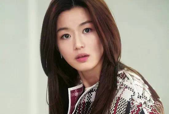 大圆脸女生必须要尝试的瘦脸发型,瘦脸额头高发型女2021流行发型