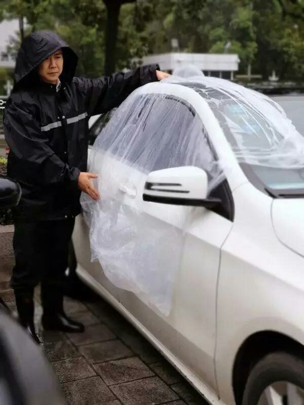 大家好,给大家介绍一下,这是三峡大坝黄金周期间的感人事儿