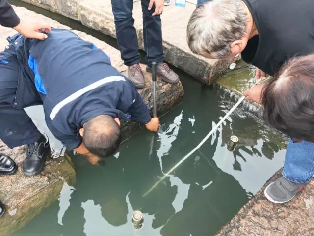 大家好,给大家介绍一下,这是三峡大坝黄金周期间的感人事儿