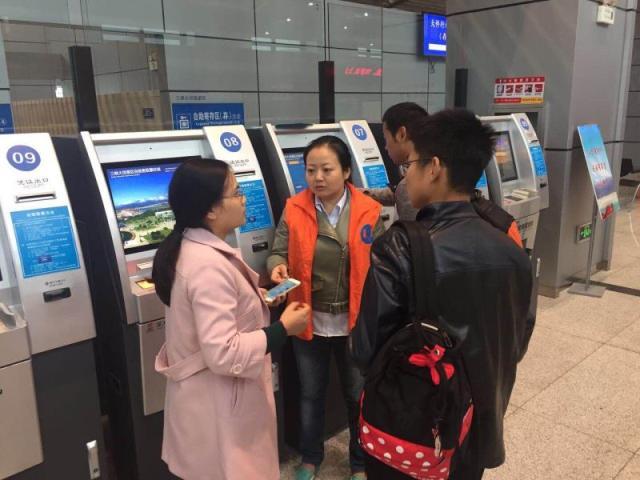 大家好,给大家介绍一下,这是三峡大坝黄金周期间的感人事儿