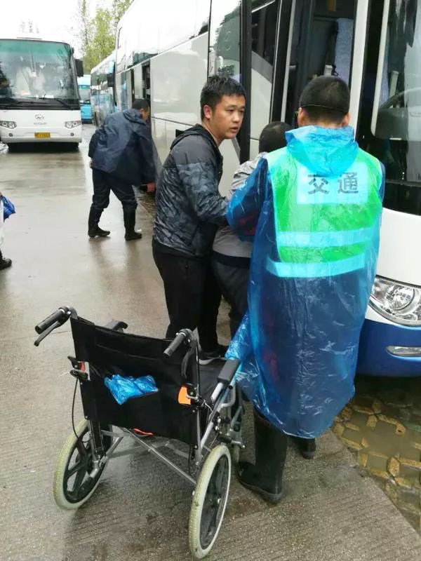 大家好,给大家介绍一下,这是三峡大坝黄金周期间的感人事儿