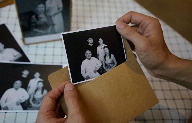 没有数码、不用PS,这间照相馆里的每一记快门,都是凝固的时光