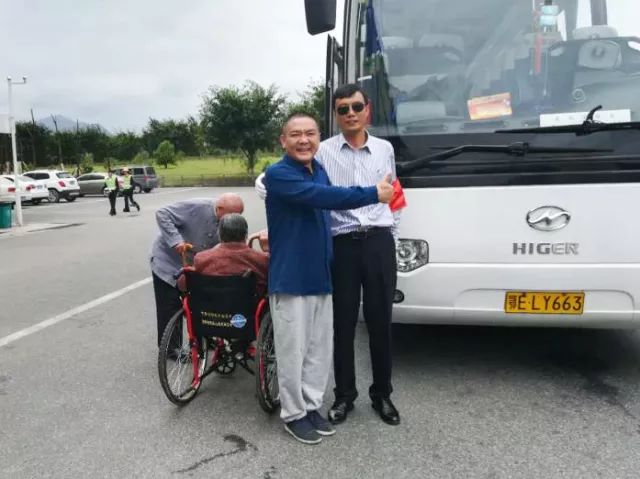 大家好,给大家介绍一下,这是三峡大坝黄金周期间的感人事儿