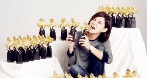 大圆脸女生必须要尝试的瘦脸发型,瘦脸额头高发型女2021流行发型