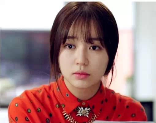 大圆脸女生必须要尝试的瘦脸发型,瘦脸额头高发型女2021流行发型