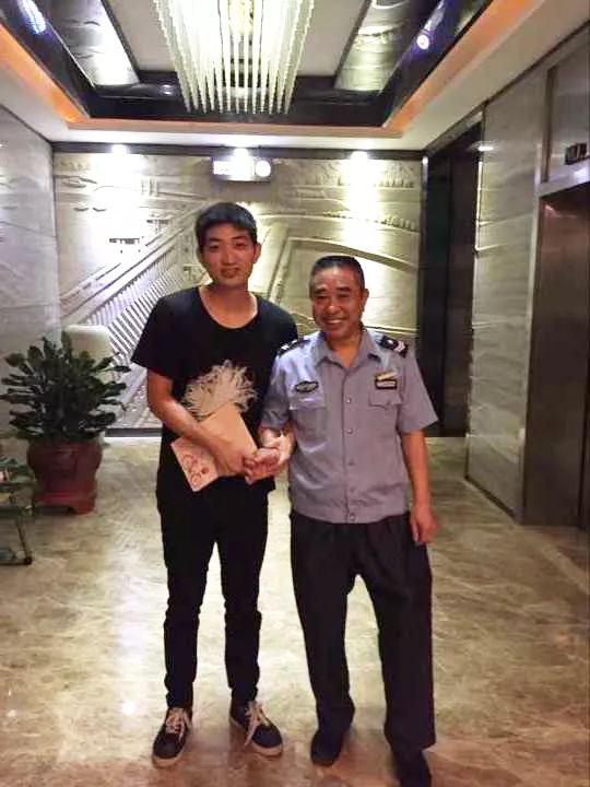 大家好，给大家介绍一下，这是三峡大坝黄金周期间的感人事儿