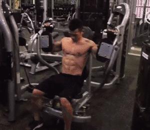 发现自己胸肌会动,为什么胸肌会自己动