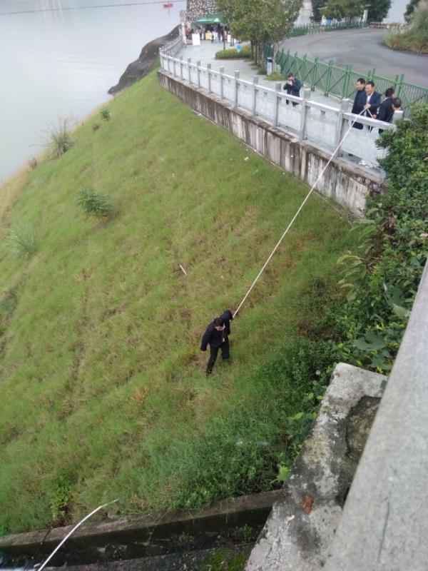 大家好,给大家介绍一下,这是三峡大坝黄金周期间的感人事儿