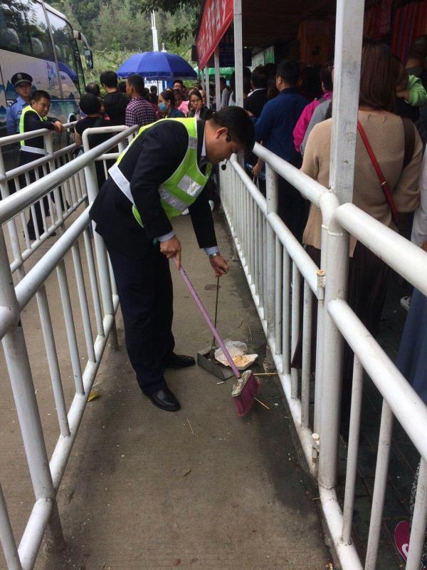 大家好,给大家介绍一下,这是三峡大坝黄金周期间的感人事儿