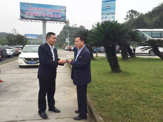 大家好,给大家介绍一下,这是三峡大坝黄金周期间的感人事儿