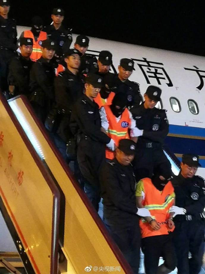 信了商家说的“钻戒每年能换新”，花了几万元买钻戒，结果……这里的套路深到你想不到｜武汉早班车