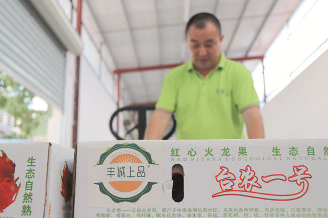 开车撞护栏、拜访农户被放狗咬、刷墙反被刷……如今融资3亿，成为麦田里的守望者