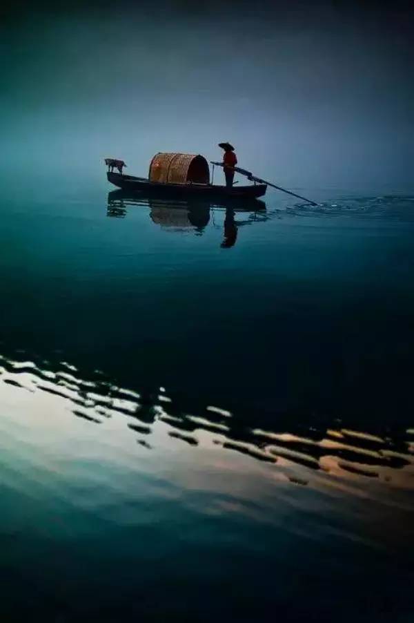 一舟独钓一江秋,一把鱼竿一壶酒一人独钓一江秋