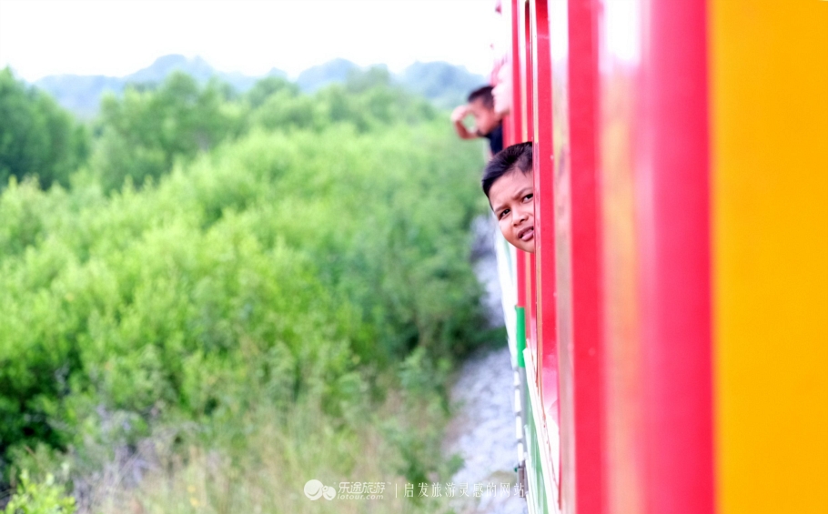 坐着小马车去赶集,坐着大巴去赶集