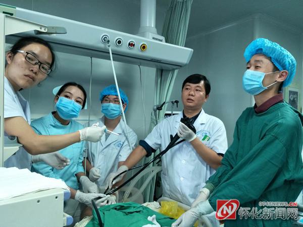 湖南医药学院第一附属医院成功为一气管食管瘘危重患者实施微创治疗