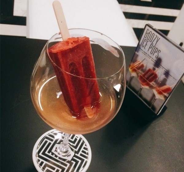 有五个不同口味的冰淇淋该怎么吃,冰淇淋又好吃又简单的方法