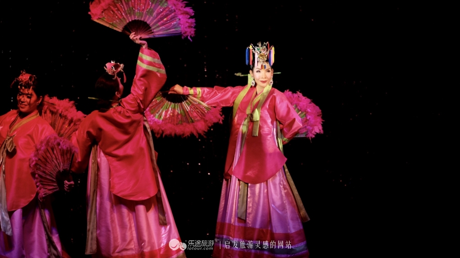 坐着小马车去赶集,坐着大巴去赶集