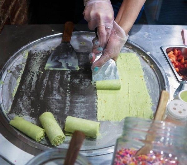 有五个不同口味的冰淇淋该怎么吃,冰淇淋又好吃又简单的方法