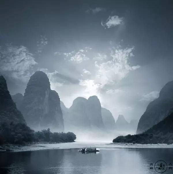 一舟独钓一江秋,一把鱼竿一壶酒一人独钓一江秋