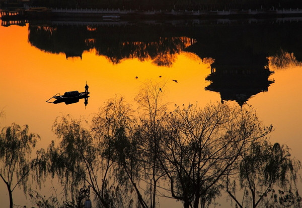 一舟独钓一江秋,一把鱼竿一壶酒一人独钓一江秋