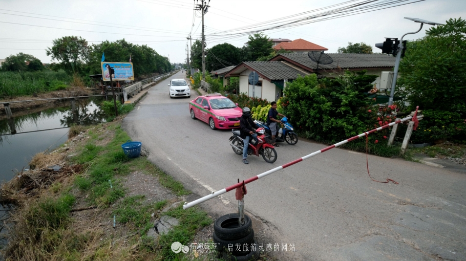 坐着小马车去赶集,坐着大巴去赶集