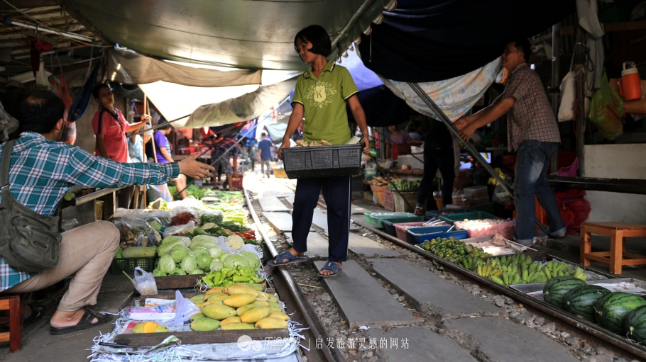 坐着小马车去赶集,坐着大巴去赶集