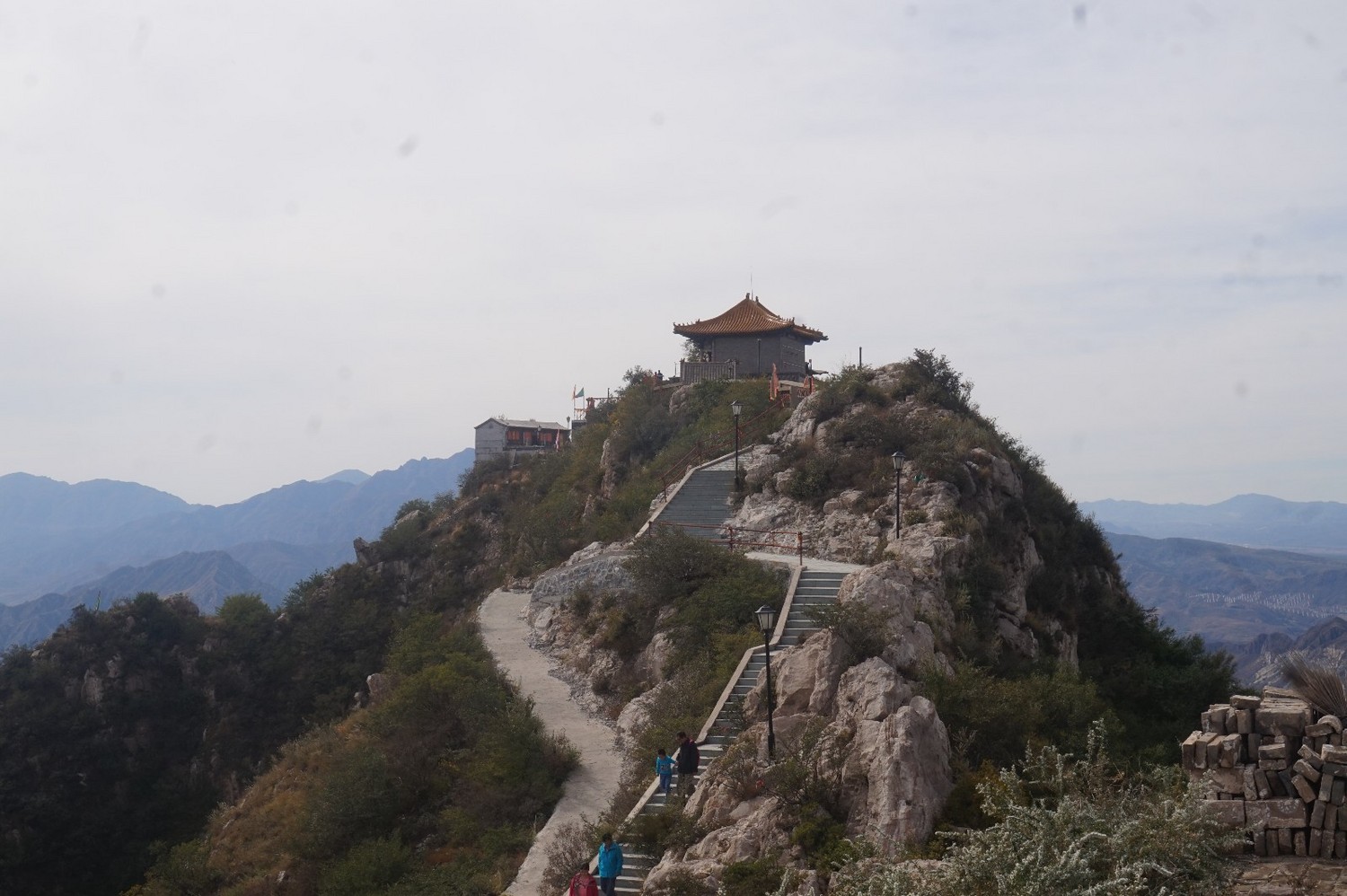 京西第一孤峰,鸡鸣山孤峰独秀