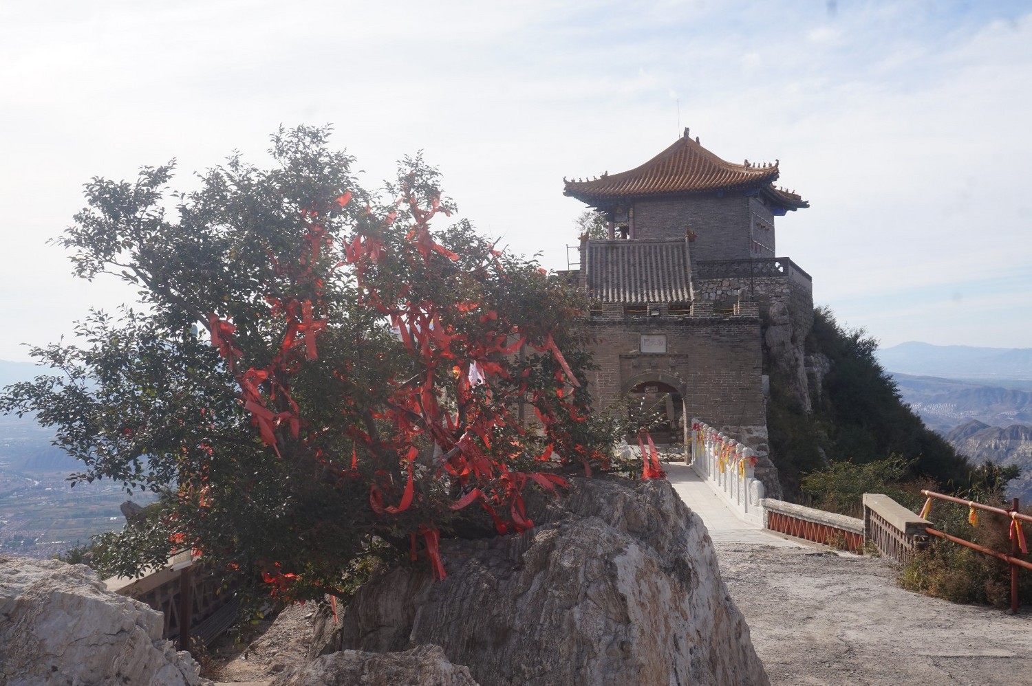 京西第一孤峰,鸡鸣山孤峰独秀